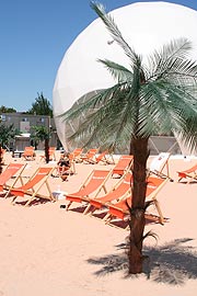 1.500 qm Strand, BarLunge und Platz zum WM-schauen: Feierball (Foto: MartiN Schmitz)